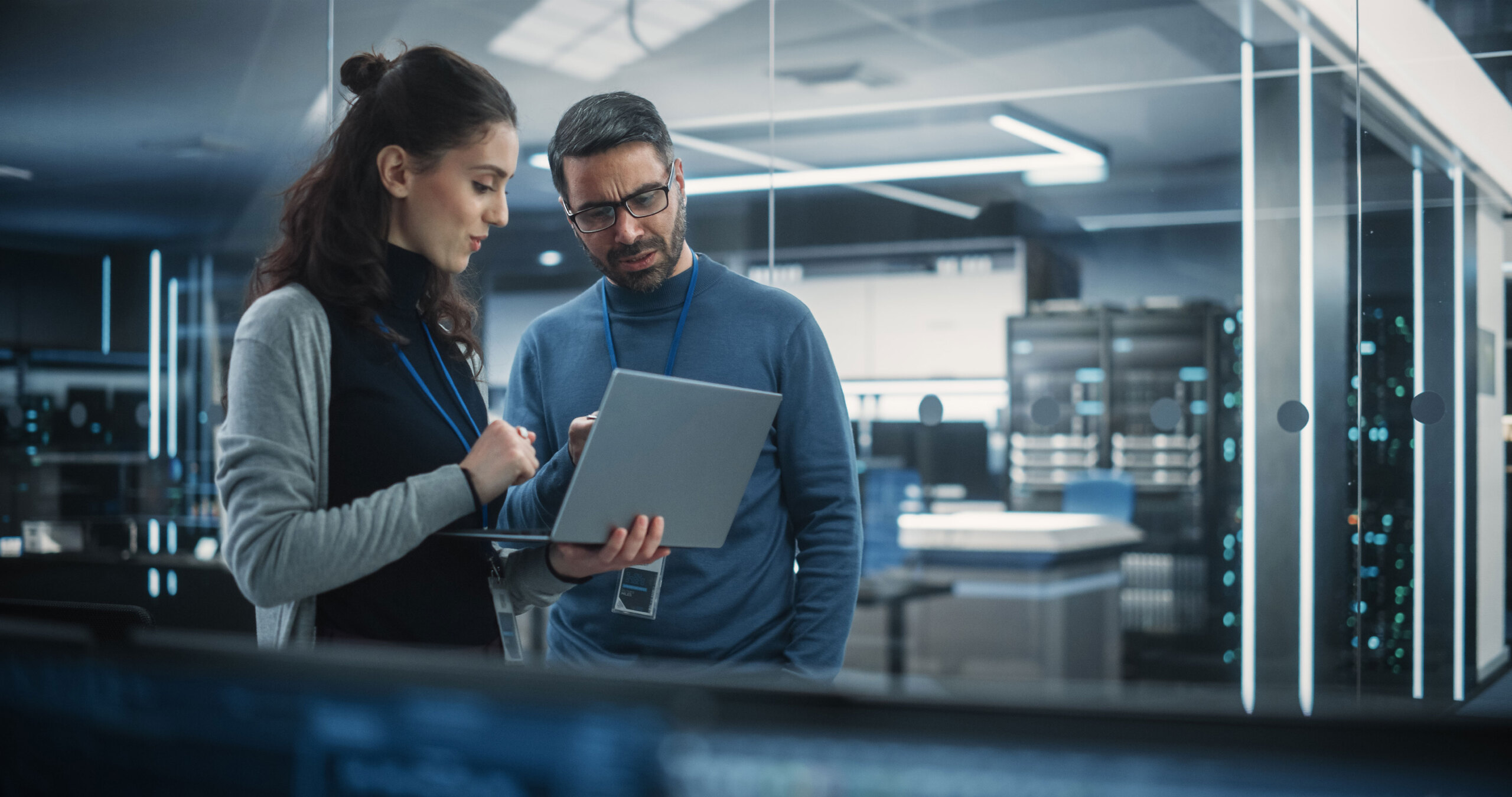 El equipo colabora en el centro de datos